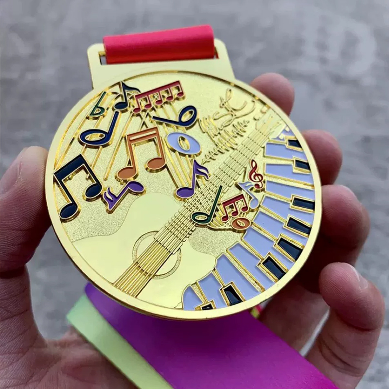 Badminton Europe - お部屋の装飾に使える、音楽記号をモチーフにした金属製メダル。ピアノ、サッカー、バスケットボール、バドミントンのデザイン。ゴールド、シルバー、ブロンズの3色展開。1個入り。